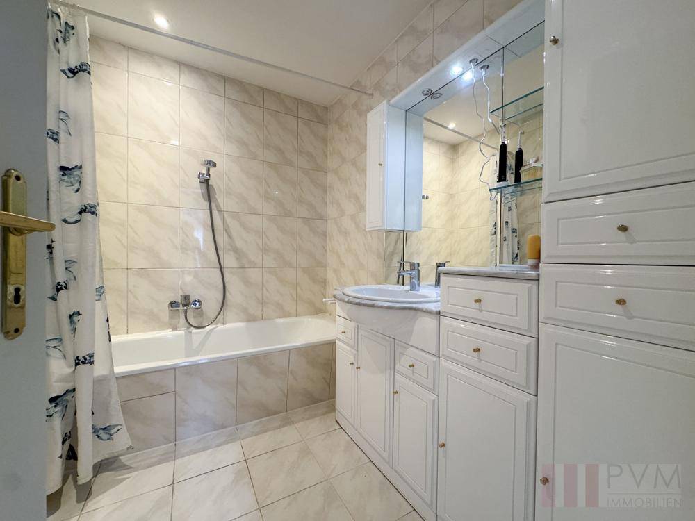 Badezimmer mit Badewanne
