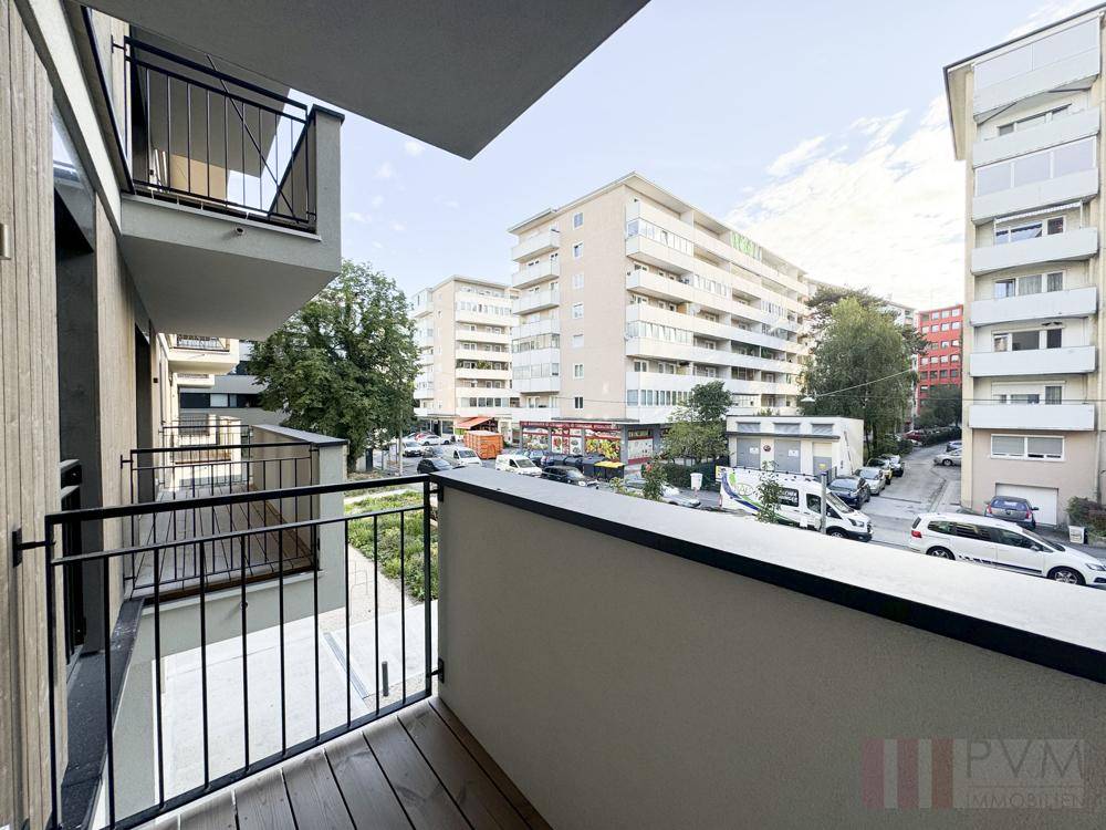 Balkon mit Blick auf die umliegenden Wohngebäude und die städtische Umgebung.