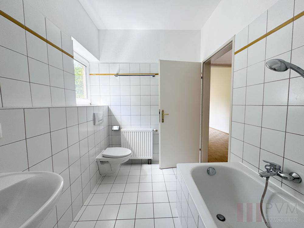 Bad mit Wanne und Fenster