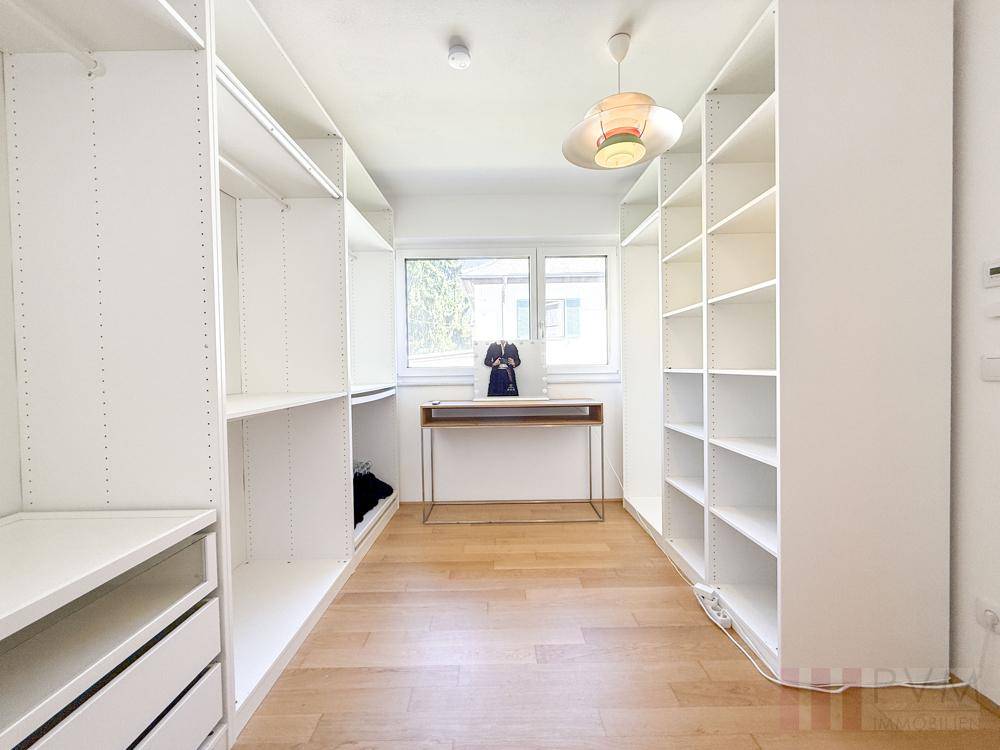 Begehbarer Kleiderschrank