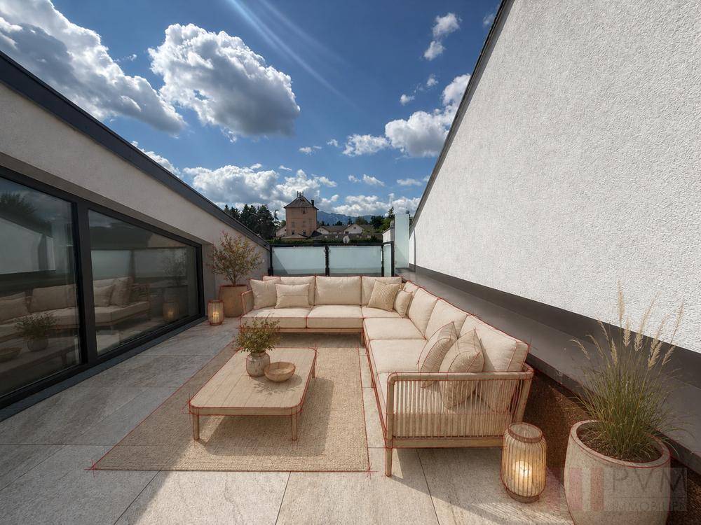 Großzügige Dachterrasse mit bequemen Outdoor-Möbeln und weitem Blick in die Landschaft.