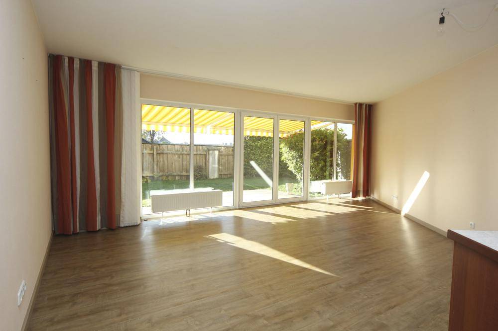 Wohnzimmer mit Zugang zur Terrasse und Garten