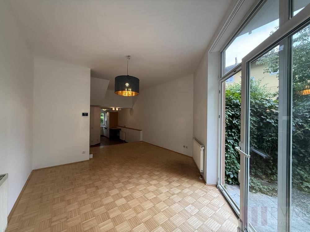 Wohnraum mit Blick in die Küche