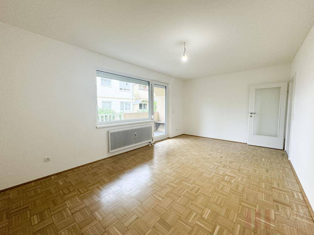 Wohnraum mit zugang zum Balkon