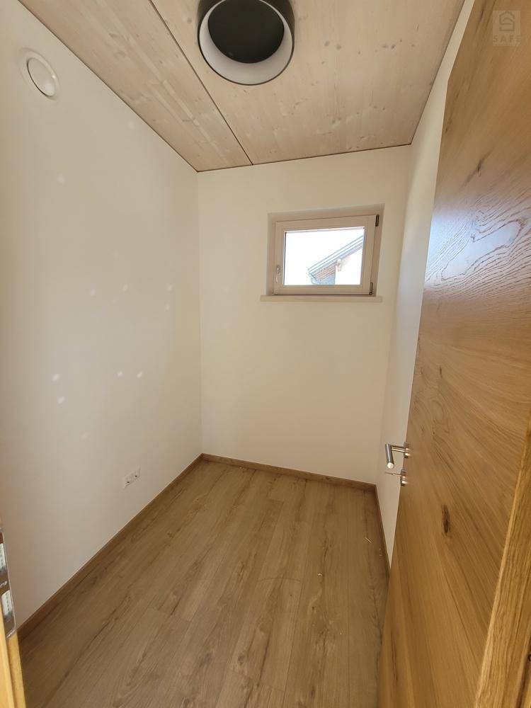 Kleiner Raum mit Holzboden und Fenster, ideal als Abstellraum oder kleines Büro nutzbar.