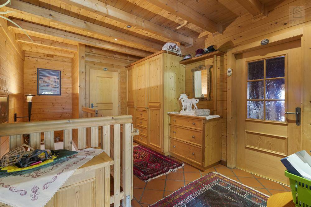 Geräumiger Flur mit Holzvertäfelung, Holzboden und eingebauten Holzschränken.