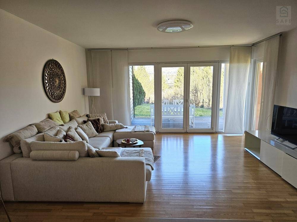 Wohnzimmer mit Ausgang Terrasse und Eigengarten