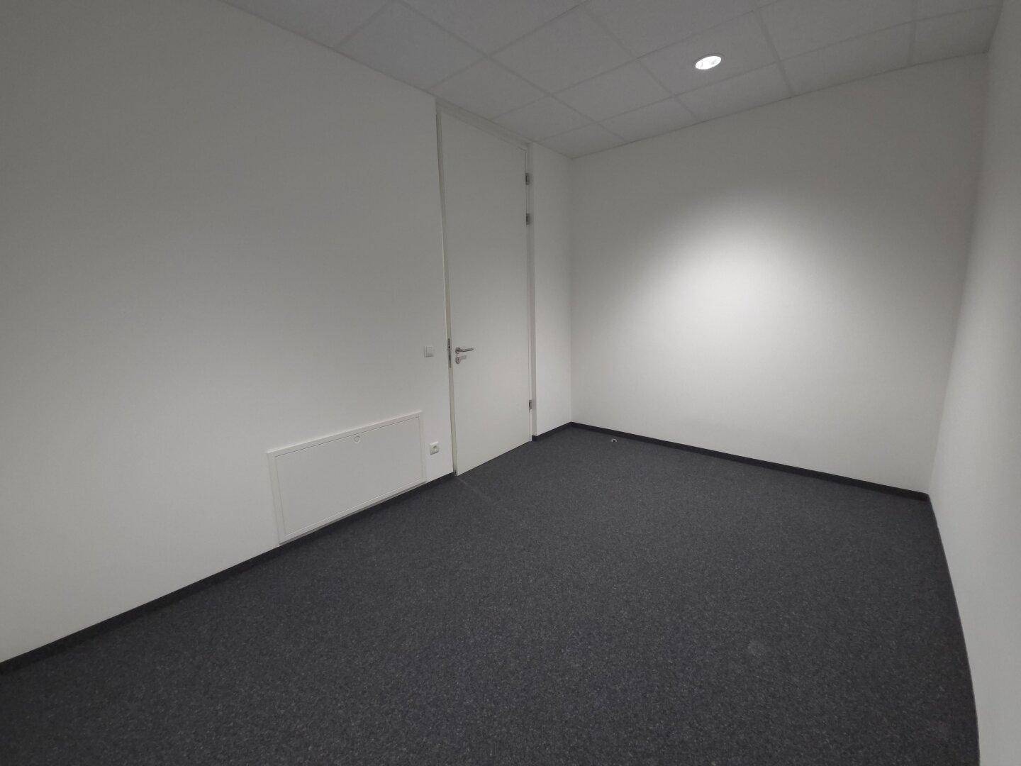 Kleiner Büroraum mit Teppichboden und weißen Wänden, ideal für Einzelbüros.