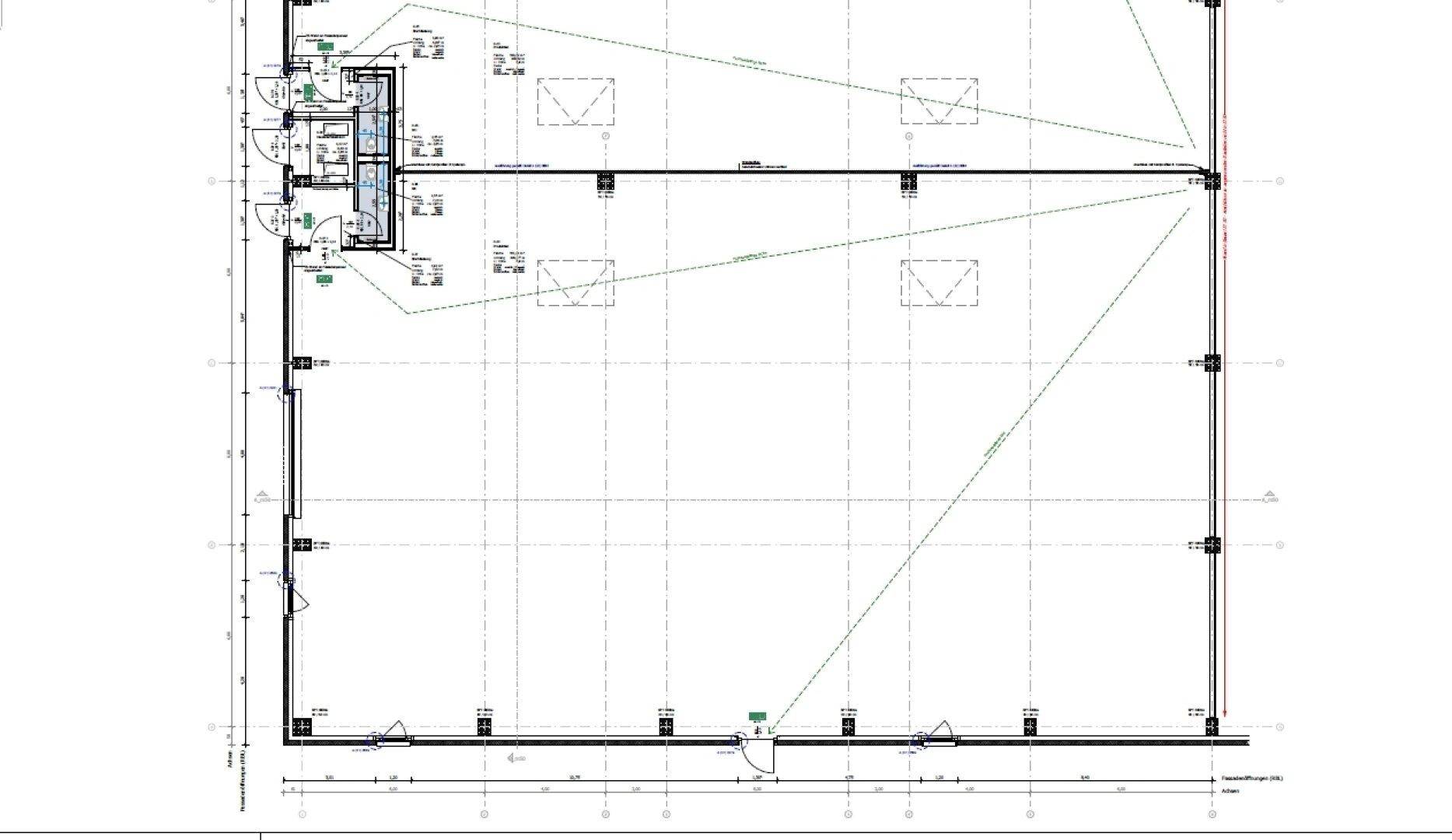 Grundriss einer großen Halle mit angrenzenden Sanitärbereichen und einem offenen, flexiblen Layout.