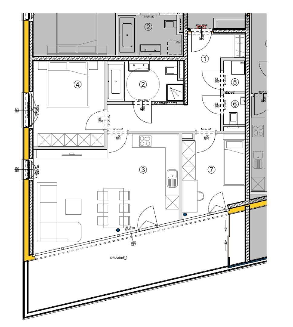 Grundriss einer Wohnung mit mehreren Zimmern, zwei Bädern und einem Balkon.