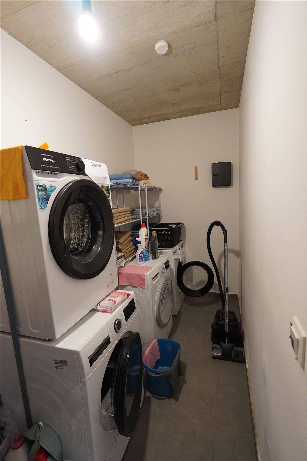 Praktischer Hauswirtschaftsraum mit Waschmaschinen, Trockner und Stauraum.
