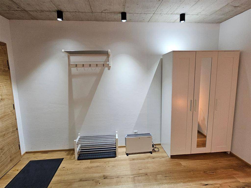 Leerer Raum mit Kleiderschrank und Schuhregal, bereit zur individuellen Einrichtung.