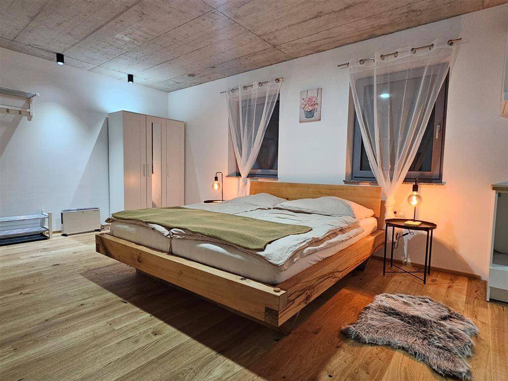 Gemütliches Studio-Apartment mit Doppelbett, Kleiderschrank und Nachttischen.
