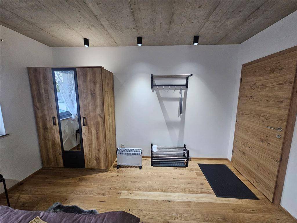 Eingangsbereich mit Garderobe, Schuhregal und großem Kleiderschrank.