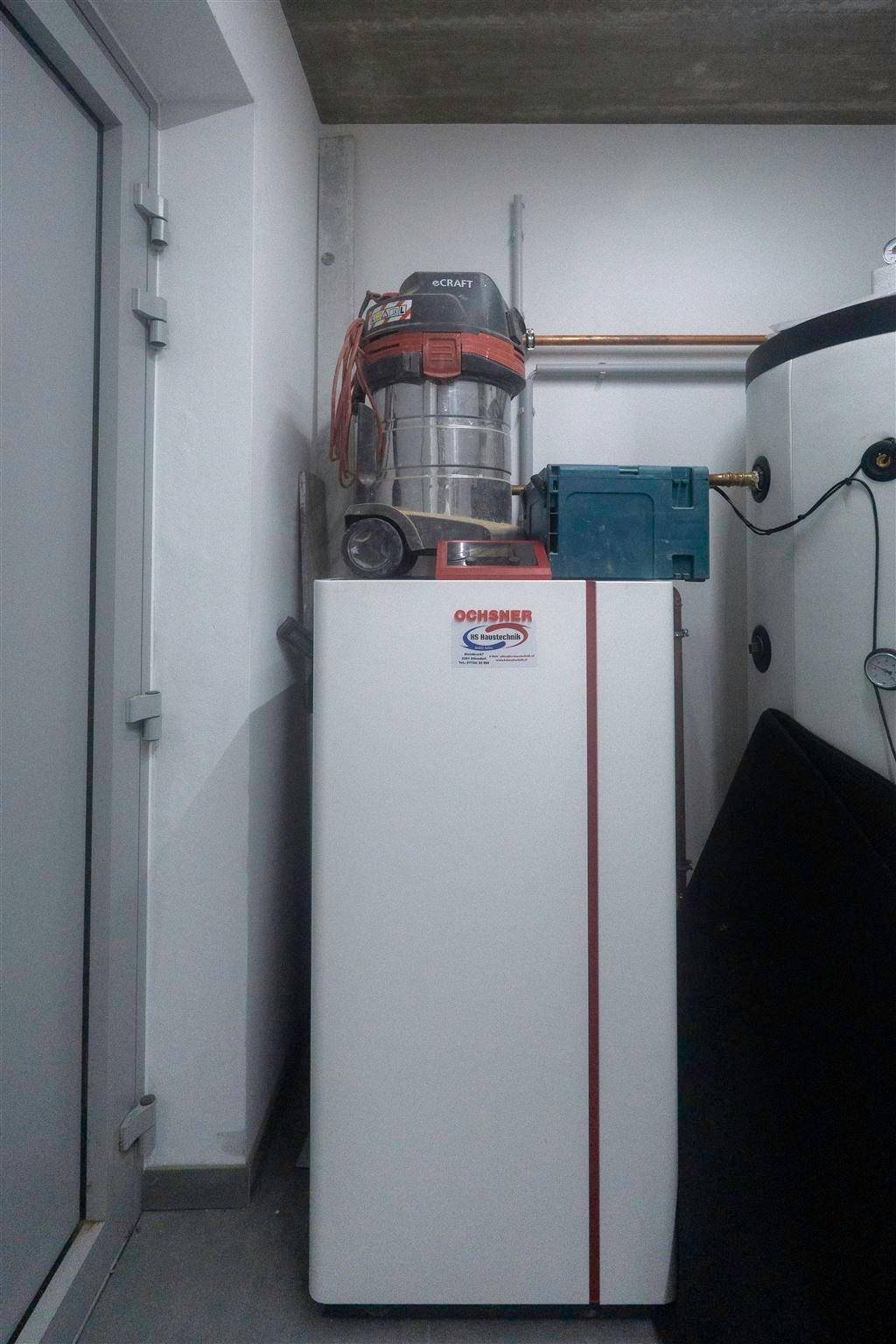 Technikraum mit Wärmepumpe und Warmwasserspeicher.