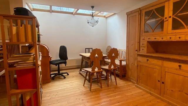Geräumiges Esszimmer mit traditionellen Holzmöbeln und Oberlicht für viel Helligkeit.