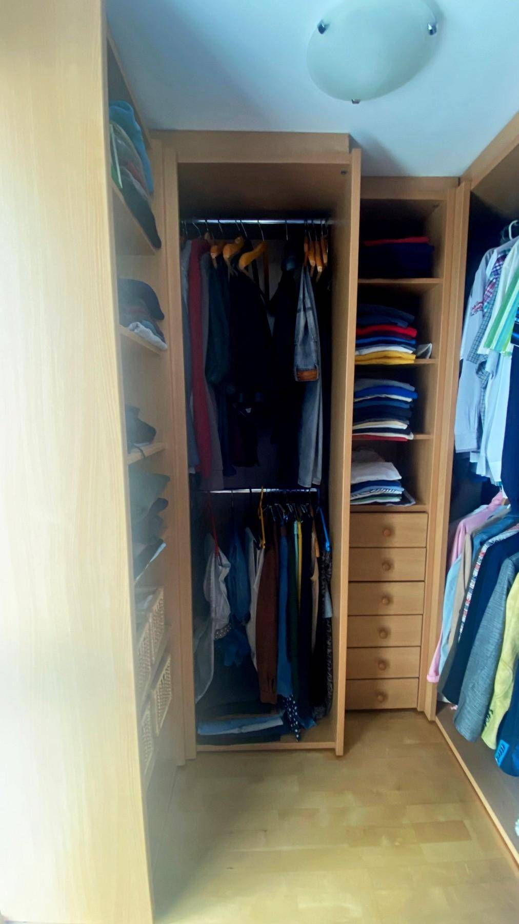 Begehbarer Kleiderschrank mit viel Stauraum und organisierten Regalen.