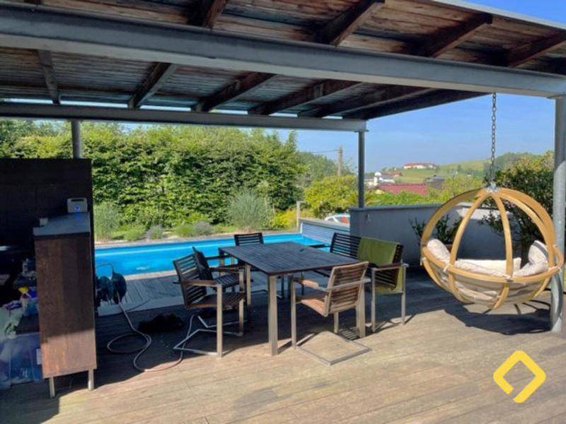 Terrasse_mit_Pool_und_Outdoorkitchen_immo