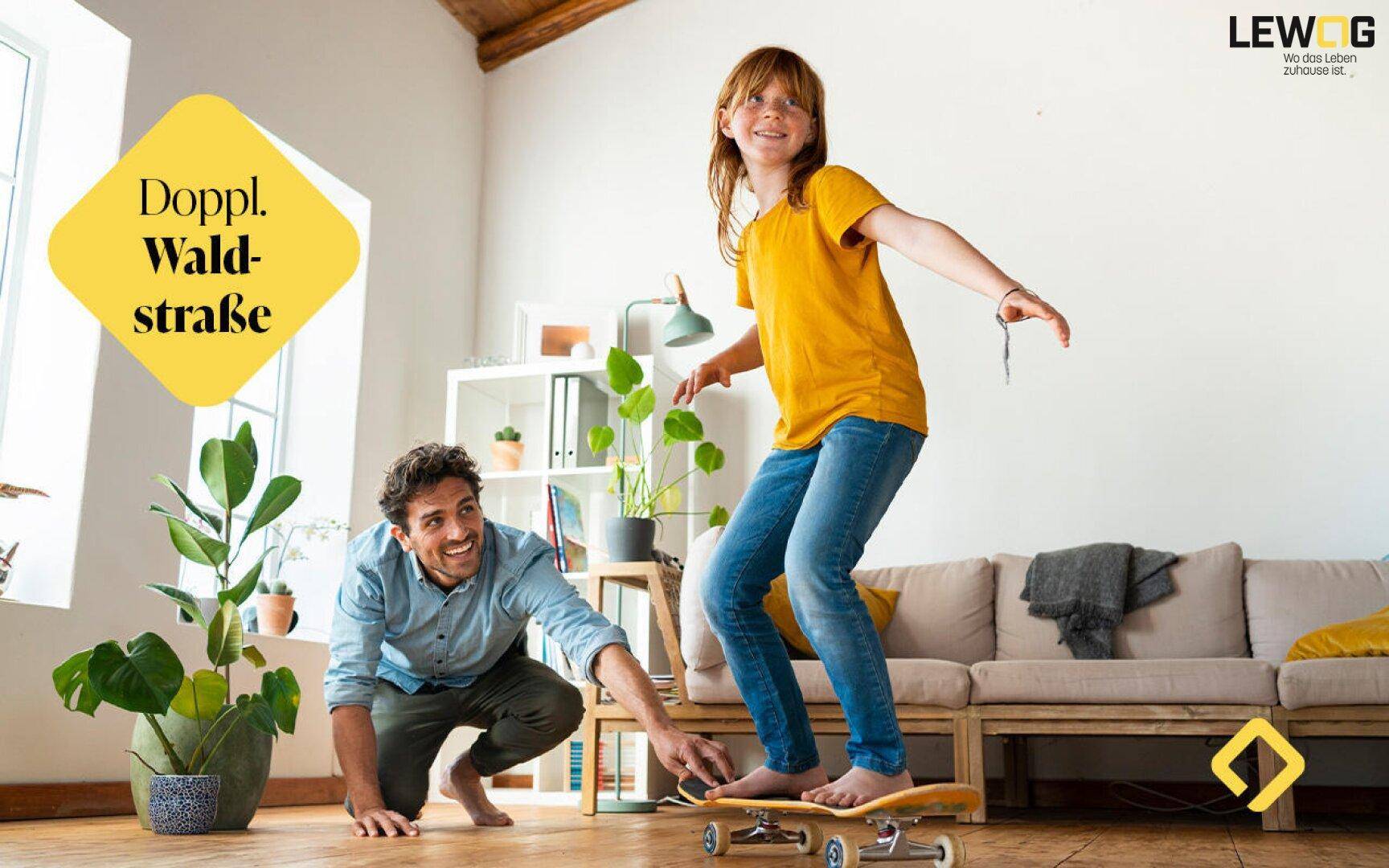 Immo_2-Zimmerwohnung_Kind_mit_Vater_auf_Skateboard_im_Wohnzimmer_GettyImages-1308856260