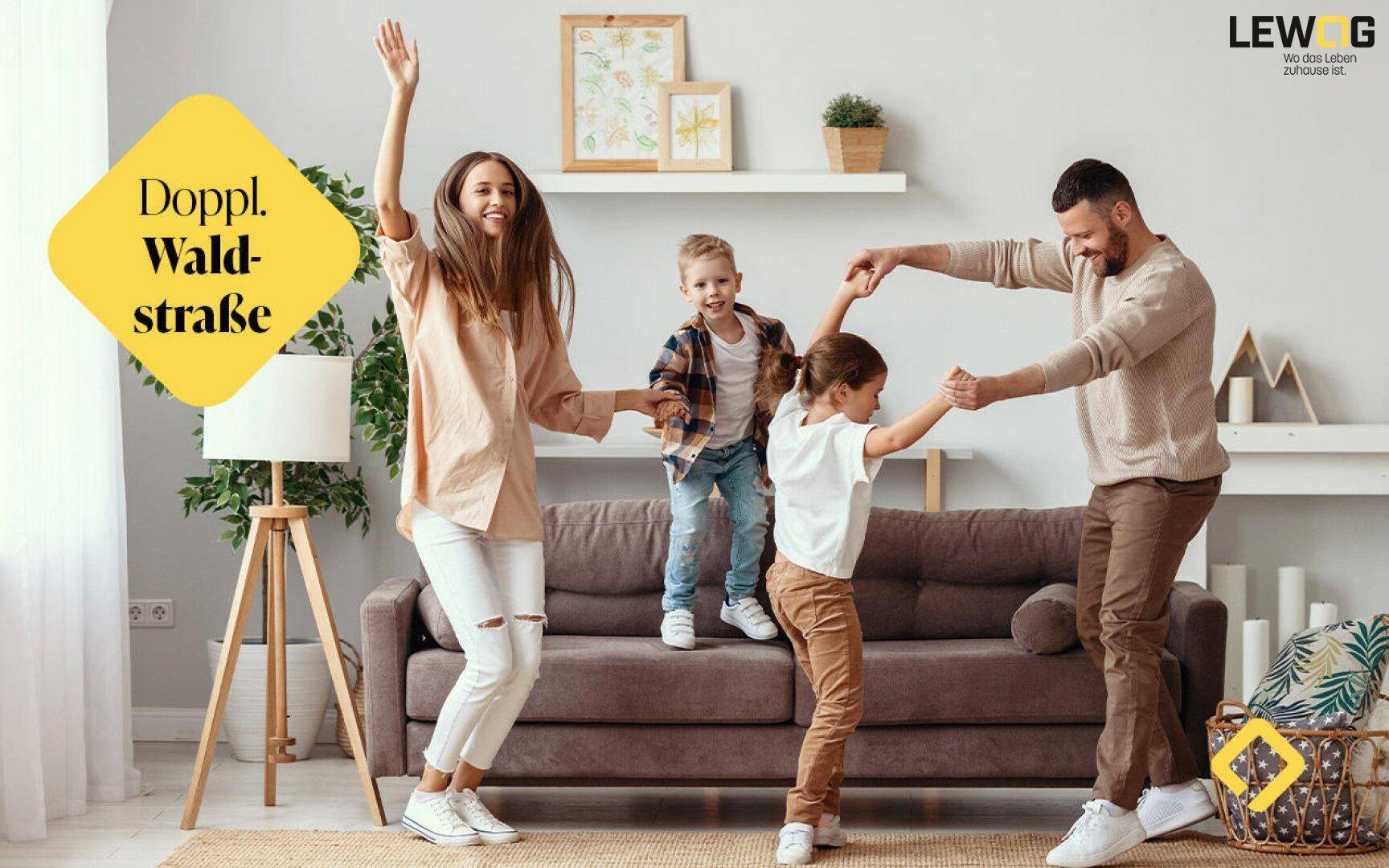 Immo_4-Zimmerwohnung_Familie_tanzt_im_Wohnzimmer_iStock-1282664068