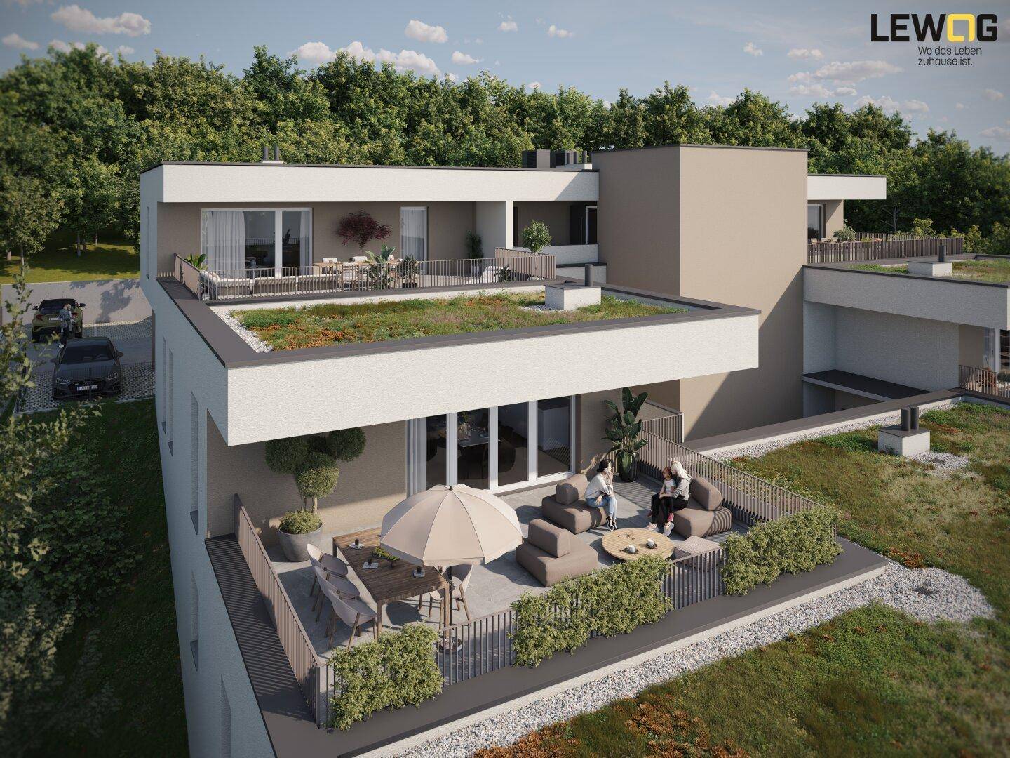 Geräumige Terrasse mit modernen Lounge-Möbeln und Blick auf die grüne Umgebung.