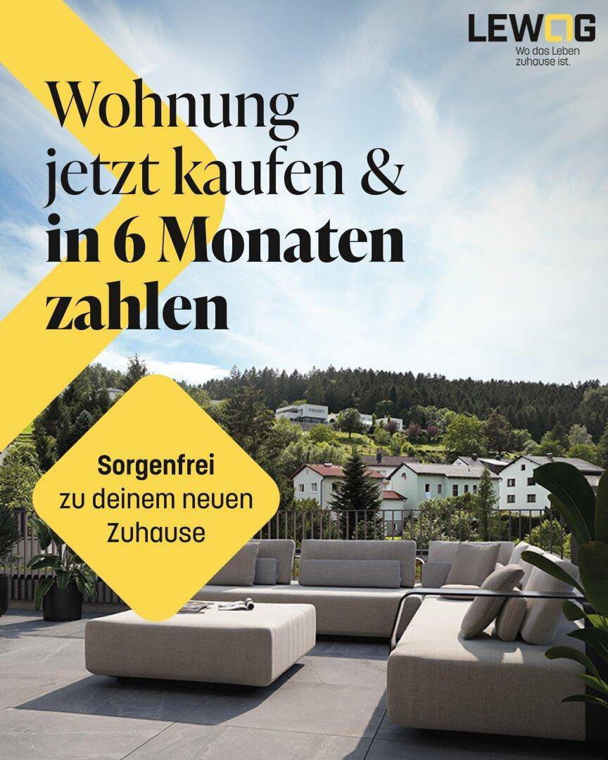 Geräumige Terrasse mit modernen Outdoor-Möbeln und weitem Blick auf die grüne Hügellandschaft.