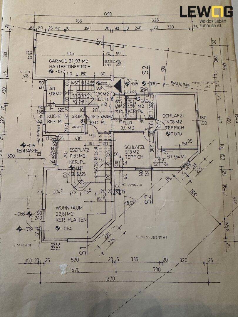 Detaillierter Grundriss des Erdgeschosses mit Wohnbereich, Küche, Schlafzimmern und Garage.