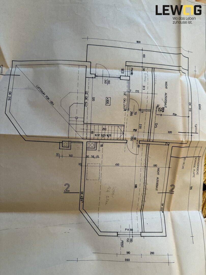 Grundriss des Obergeschosses mit Treppenaufgang und nicht ausgebauten Bereichen.