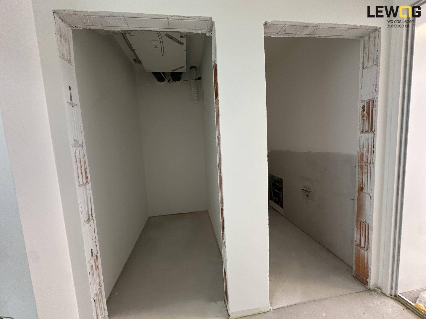 Zwei unfertige Nischen oder Durchgänge, die als Stauraum oder begehbarer Kleiderschrank dienen könnten.