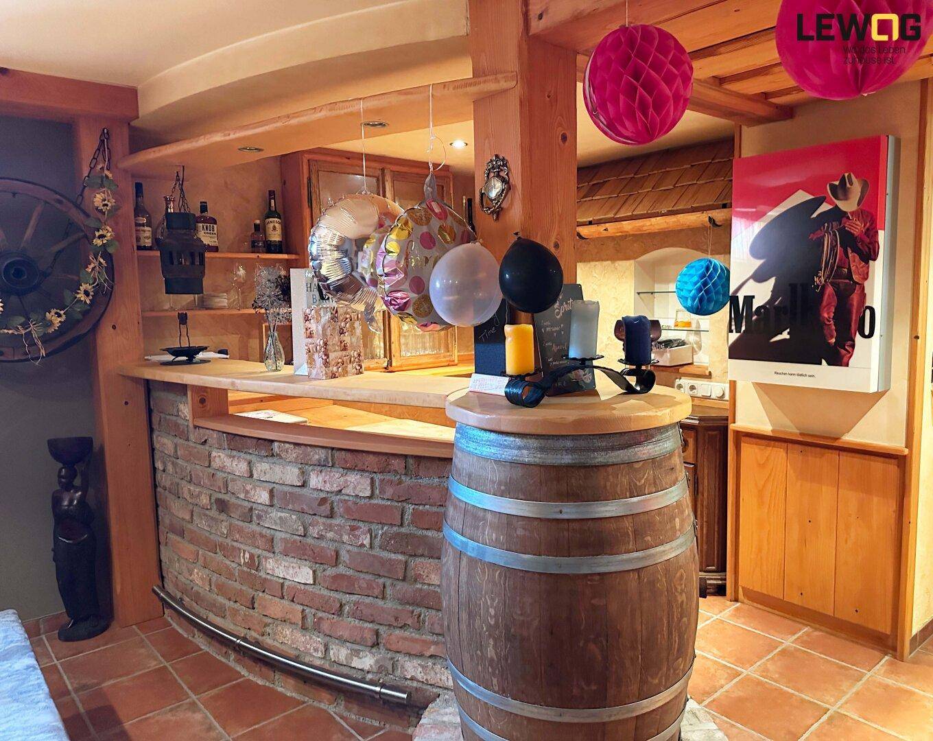 Rustikale Bar mit Ziegelmauerwerk, Holztheke und festlicher Dekoration.
