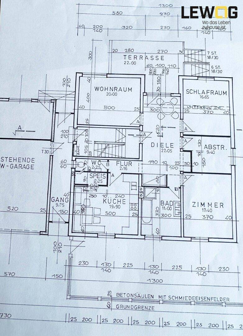 Grundriss des Erdgeschosses mit Wohnraum, Küche, Schlafzimmer und Terrasse.