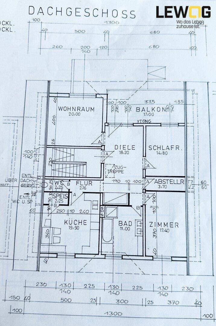 Grundriss des Dachgeschosses mit Wohnraum, Schlafzimmer, Bad und Balkon.