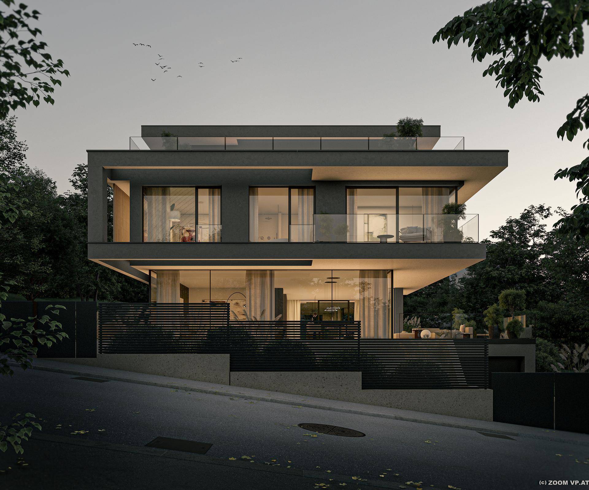 Moderne Villa mit großen Glasfronten und mehreren Balkonen bei Dämmerung, umgeben von Bäumen.