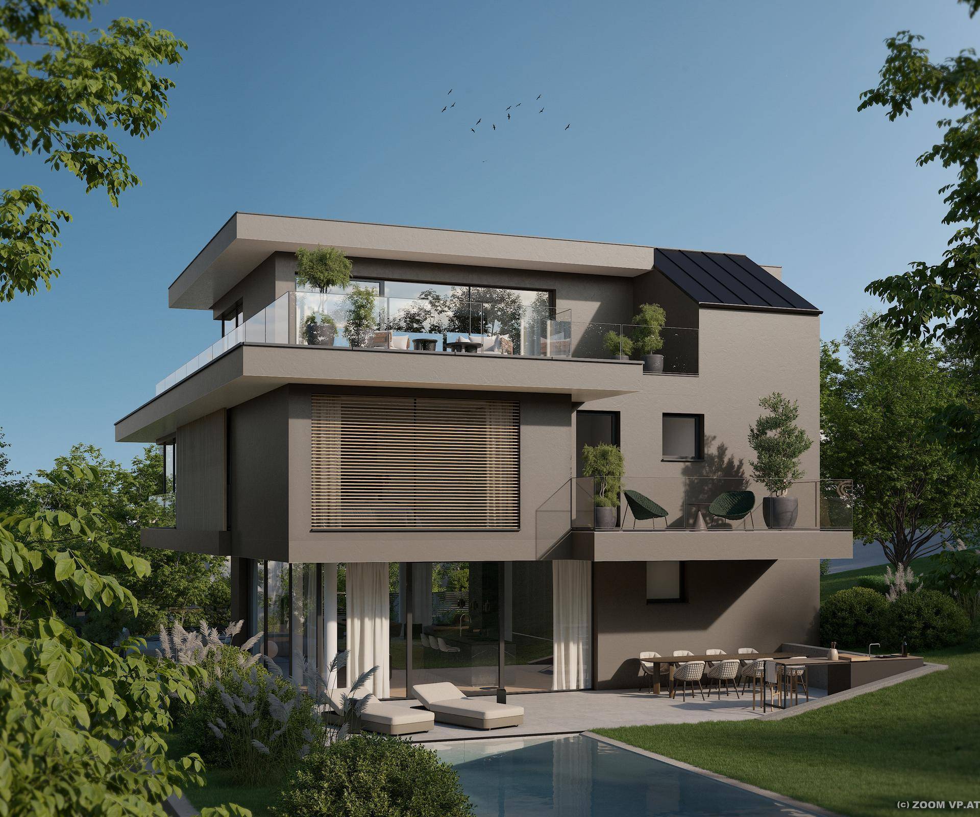 Moderne Villa mit privatem Pool, Terrasse und üppiger grüner Umgebung von der Seite betrachtet.