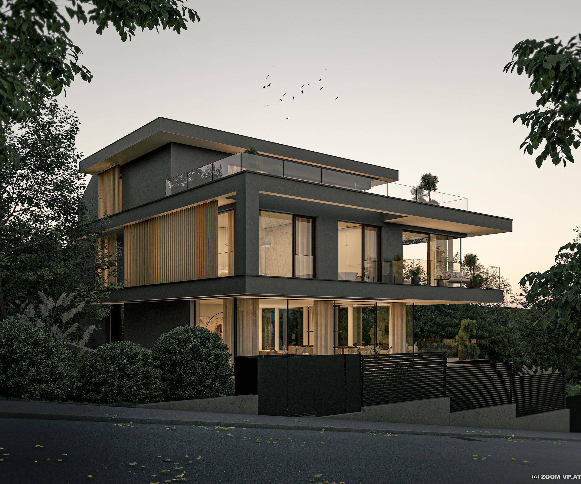 Zeitgenössische Villa mit Holzverkleidung, Glasgeländern und umliegender Vegetation in der Abenddämmerung.