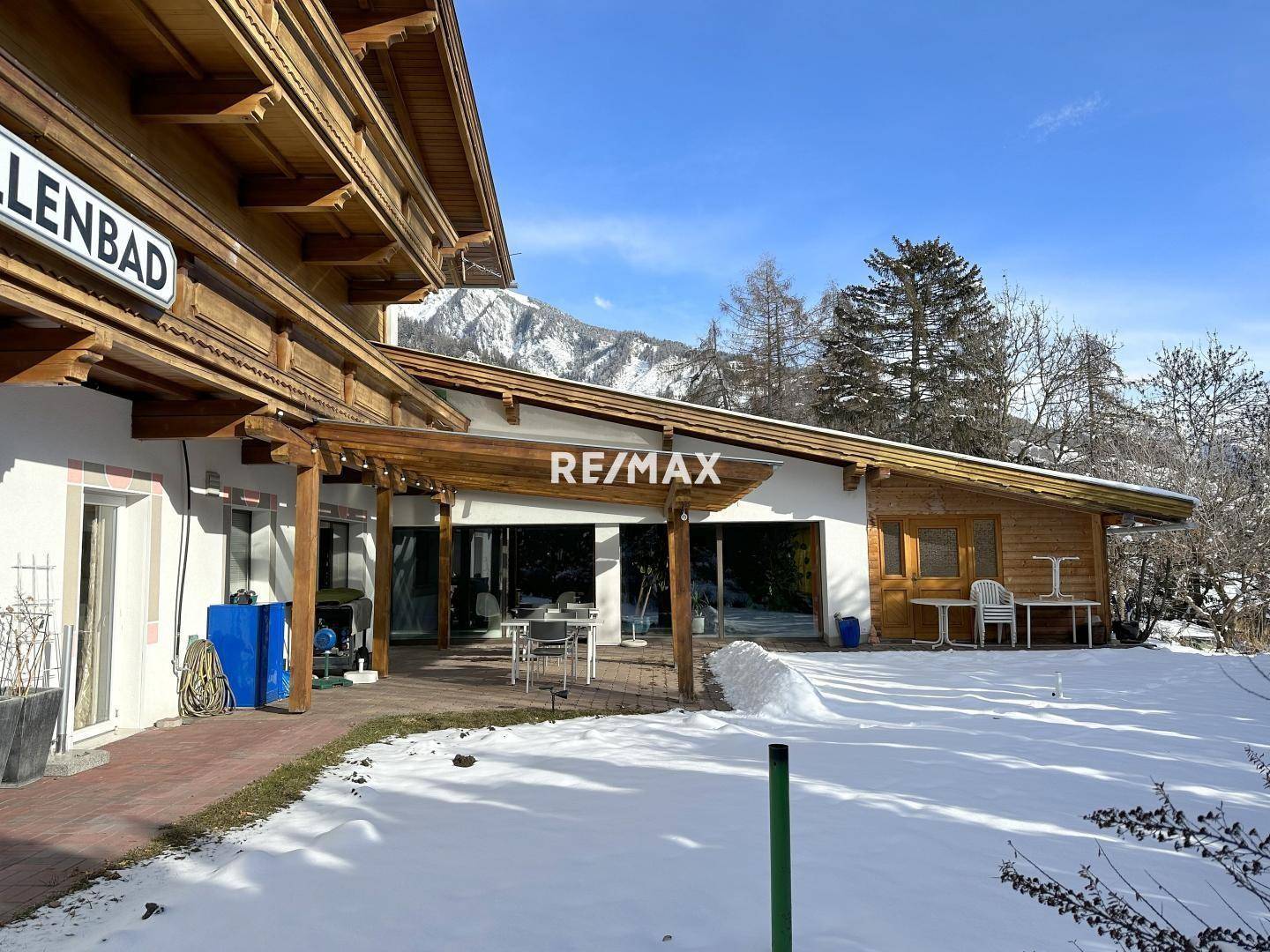 Zubau: Hallenbad mit überdachter Sonnenterrasse