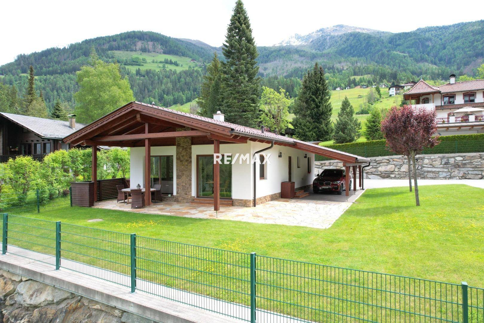 Guesthouse with carport