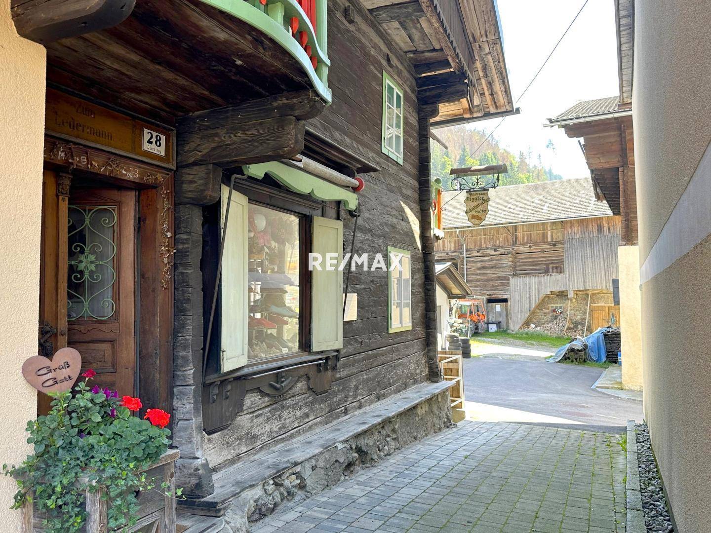 Gassenzugang mit Schaufenster