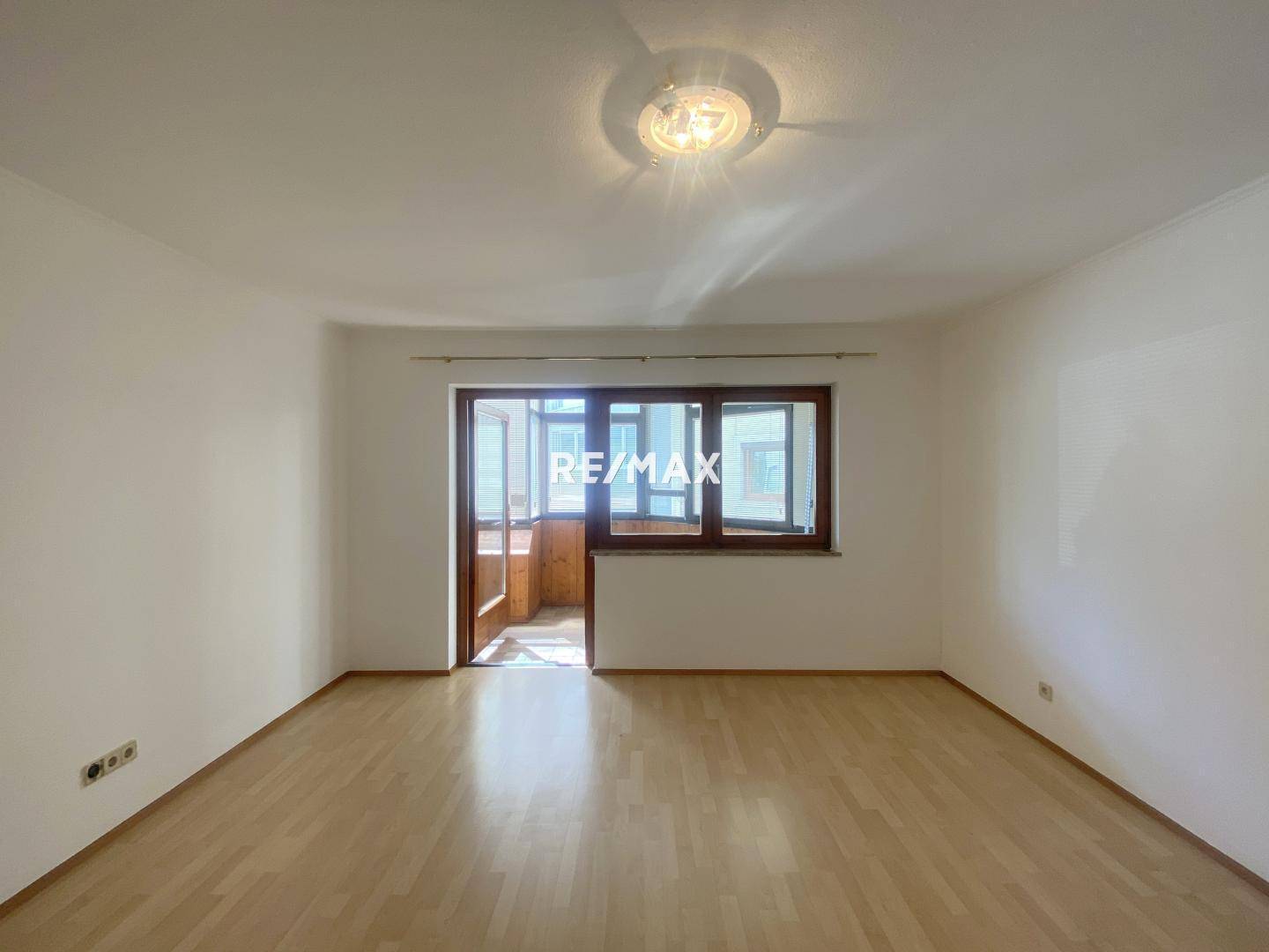 großes Wohnzimmer mit Loggiazugang