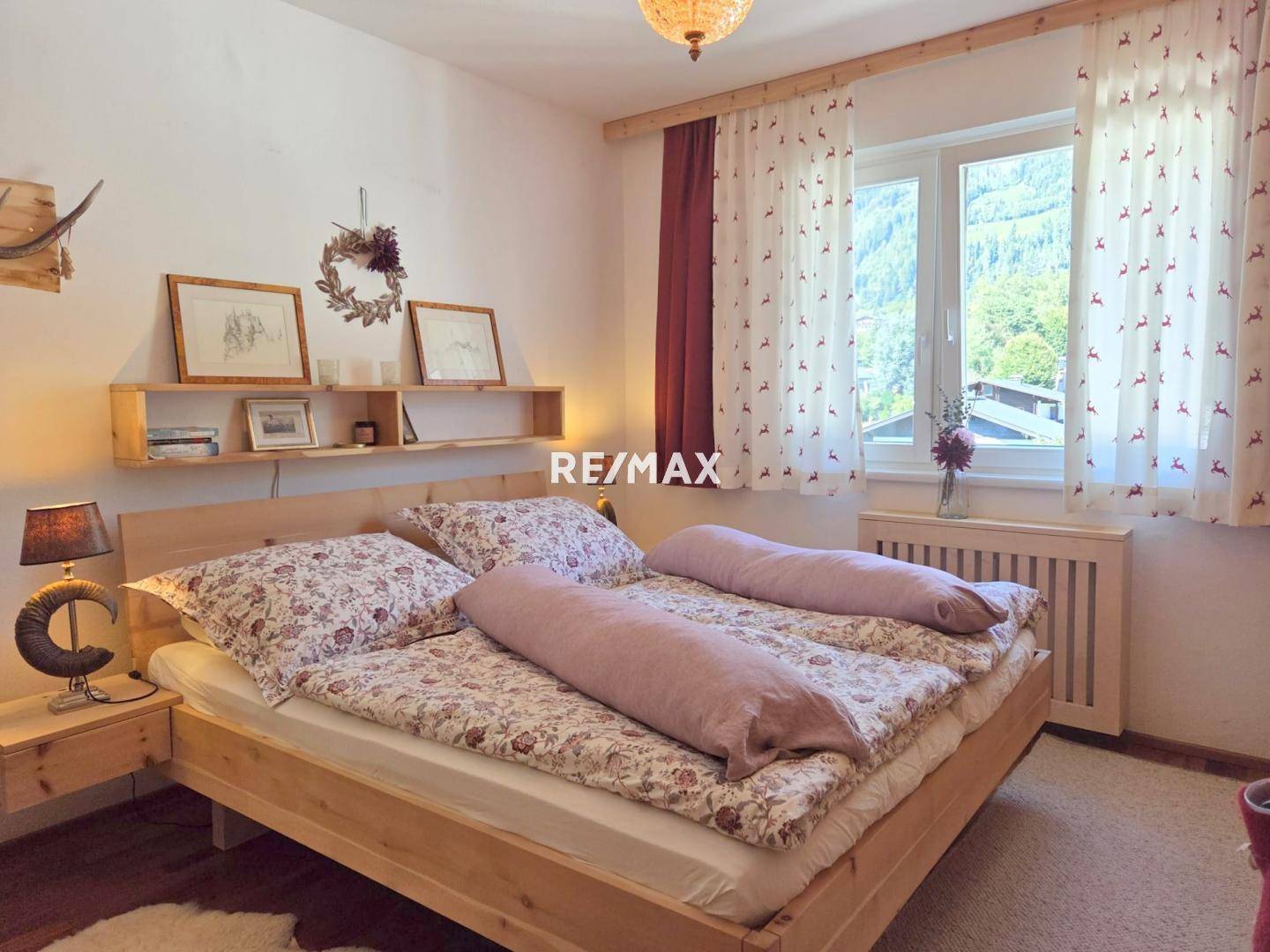 Schlafzimmer ausgestattet mit Zirbenmöbel