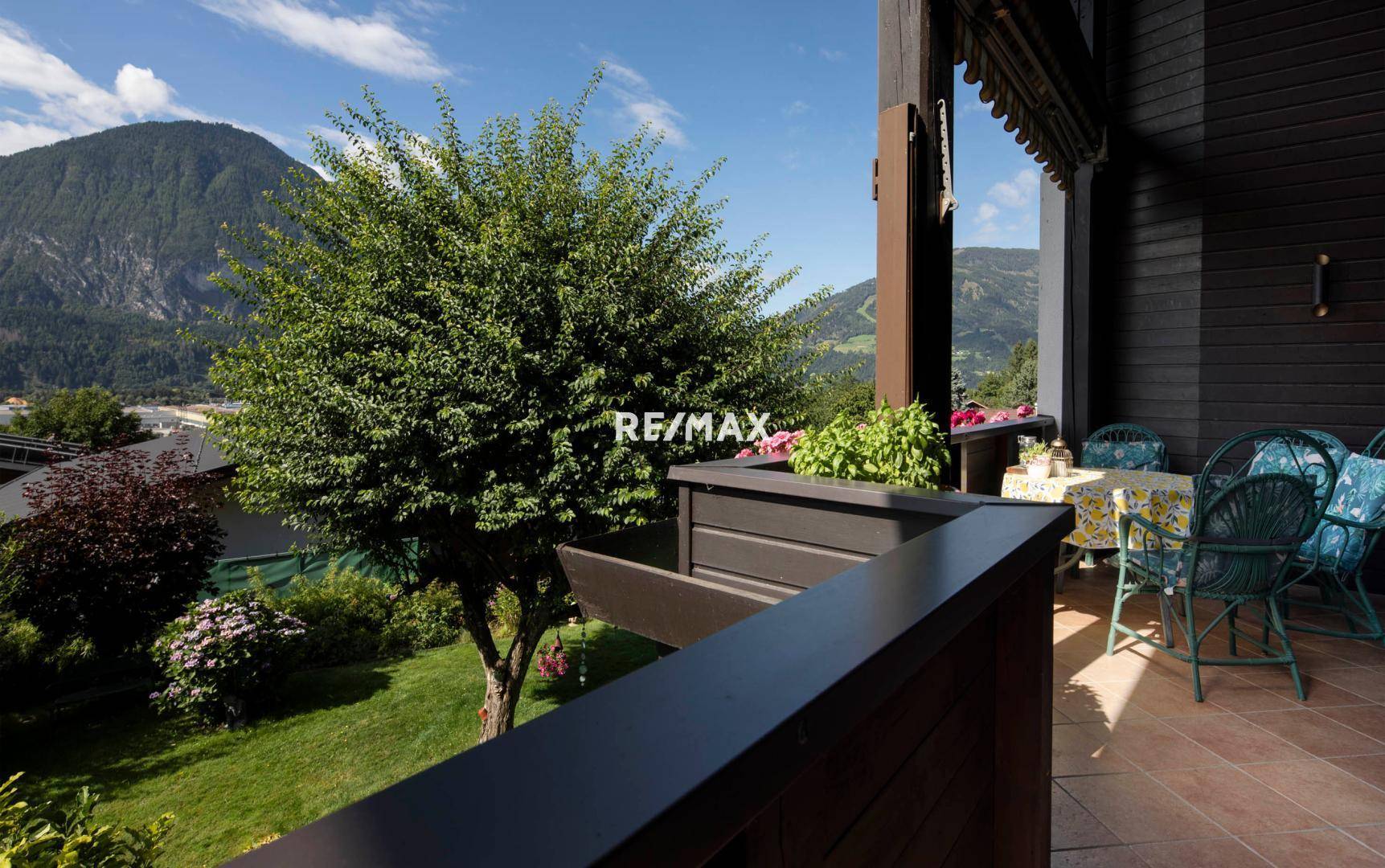 Geräumiger Balkon mit Sitzgelegenheiten und weitem Blick auf die umliegende Berglandschaft.