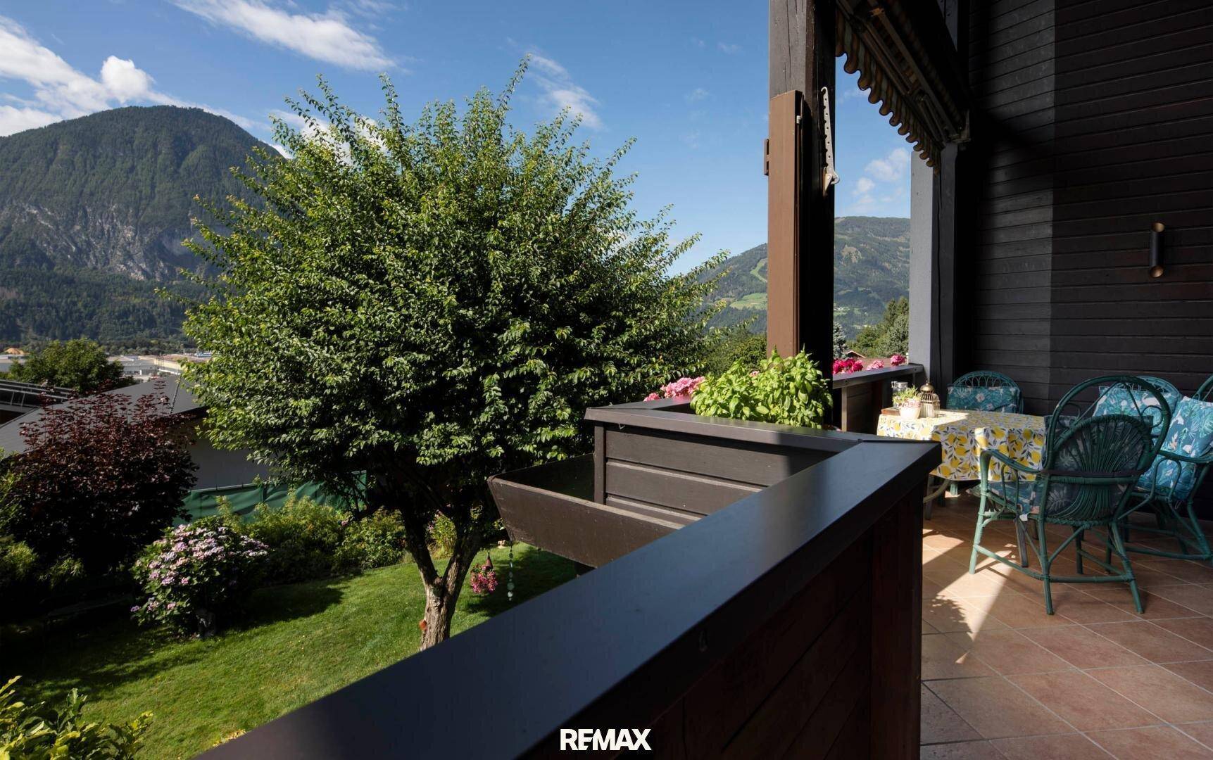 Geräumiger Balkon mit Sitzgelegenheiten und weitem Blick auf die umliegende Berglandschaft.