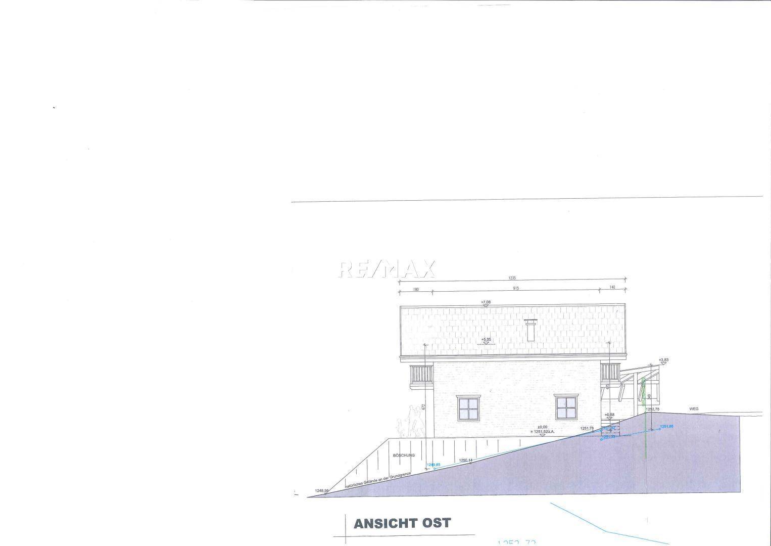 Architektonische Ostansicht des Gebäudes mit Satteldach, Fenstern und Balkon.