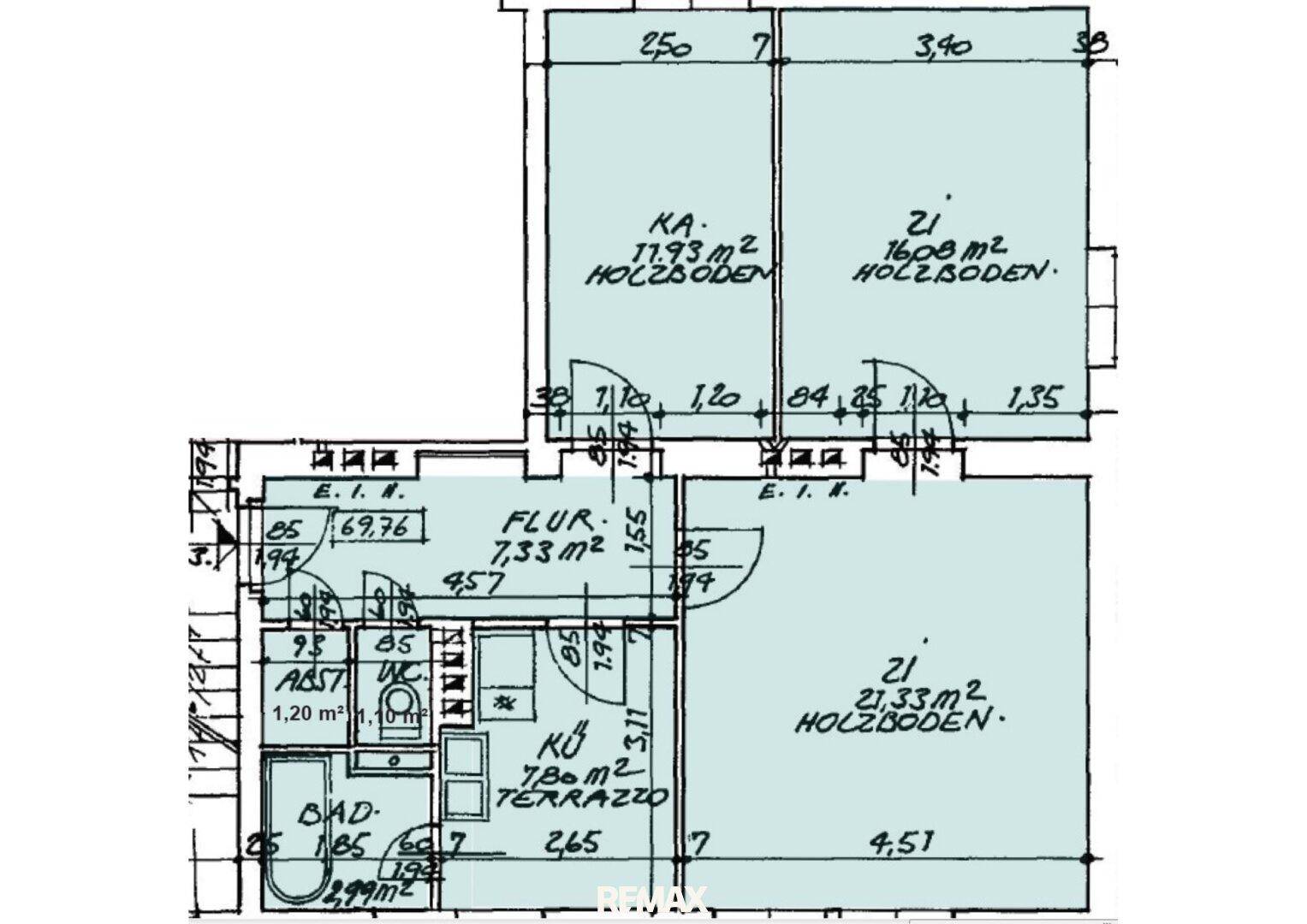 Detaillierter Grundriss einer Wohnung mit mehreren Zimmern, Bad und Terrasse.