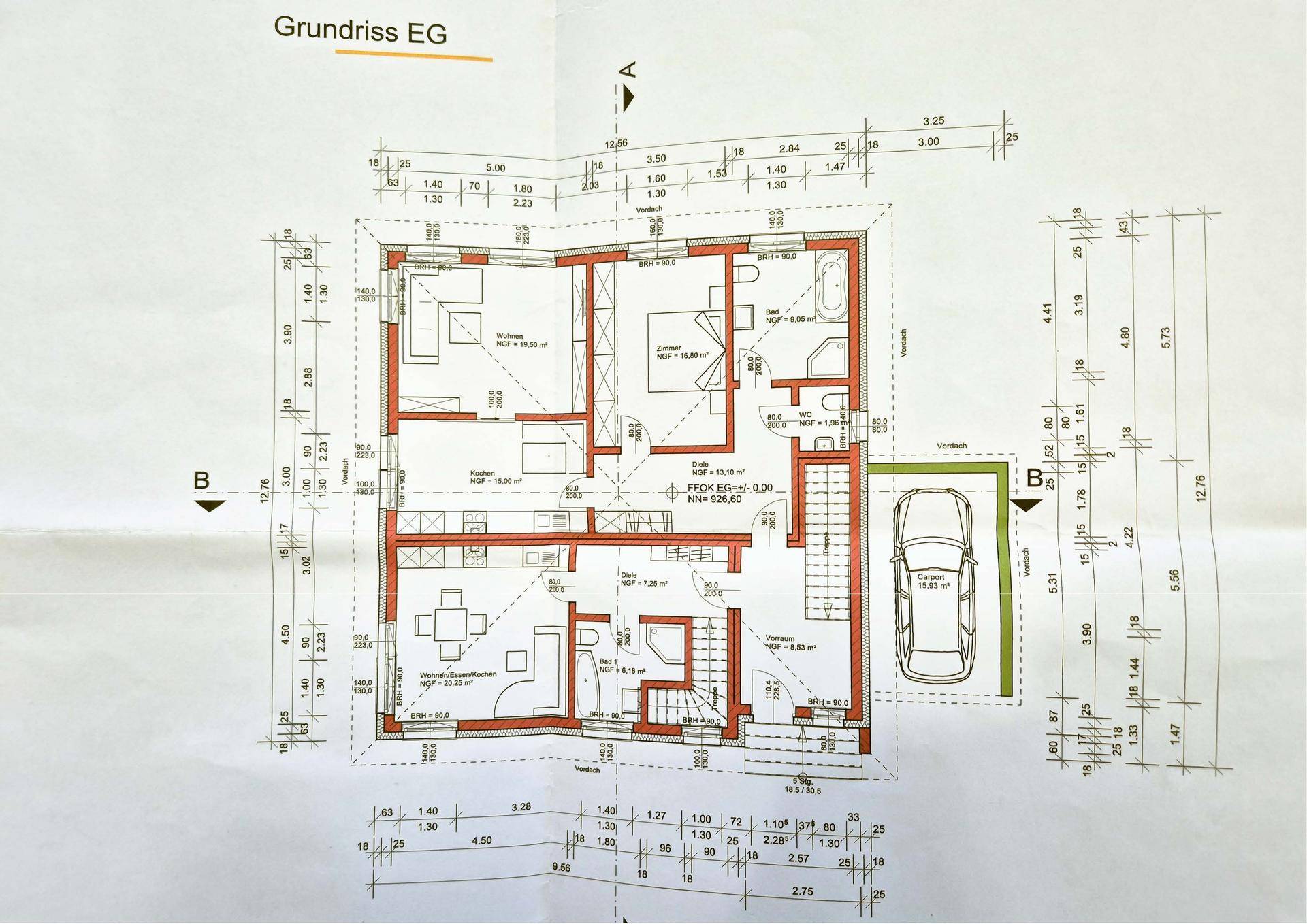 Grundriss des Erdgeschosses mit Schlafzimmern, Bädern, offenem Wohnbereich und Parkplatz.