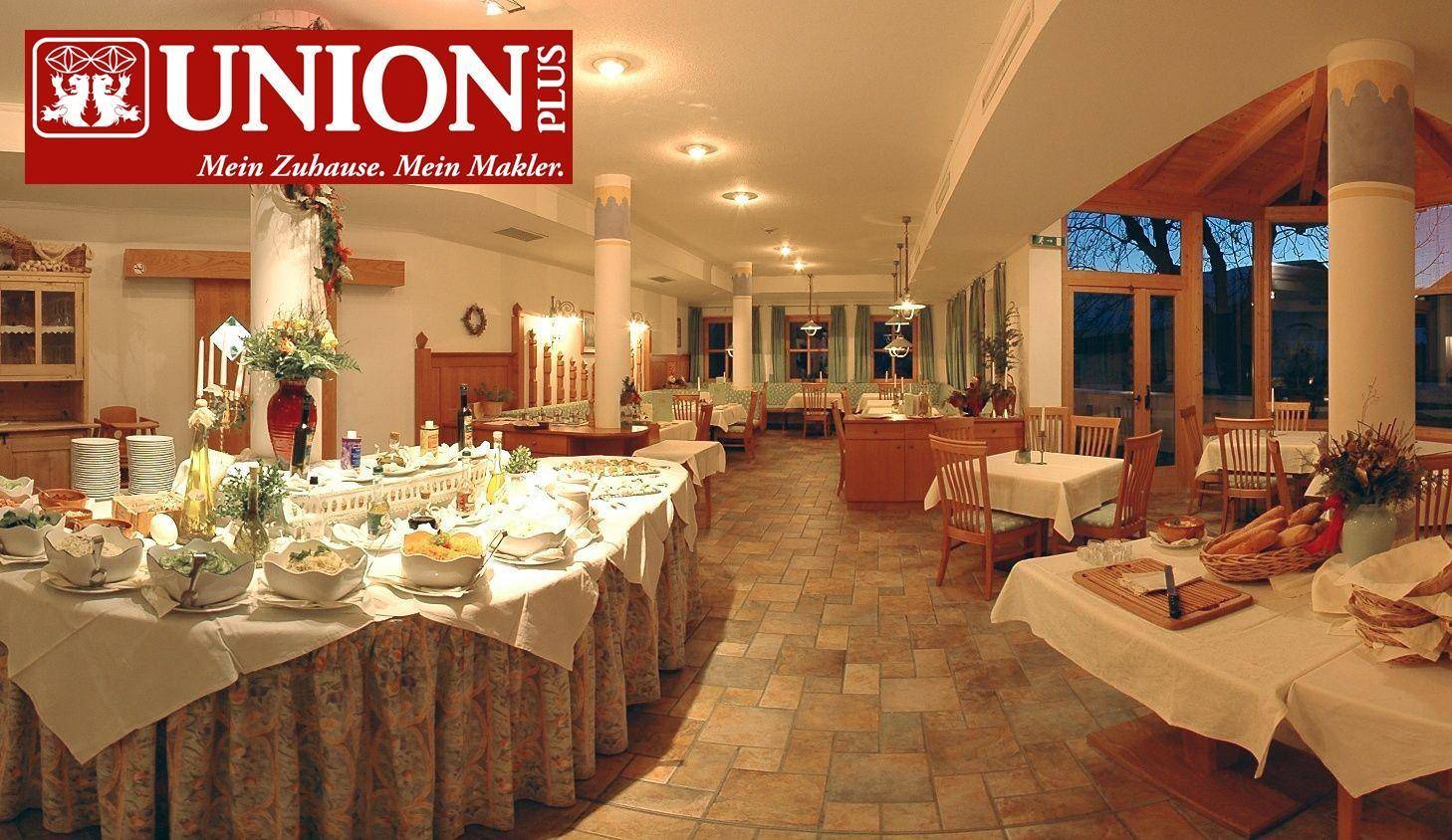 Großer Speisesaal mit Buffet, Holzböden und traditioneller Einrichtung, ideal für Veranstaltungen.