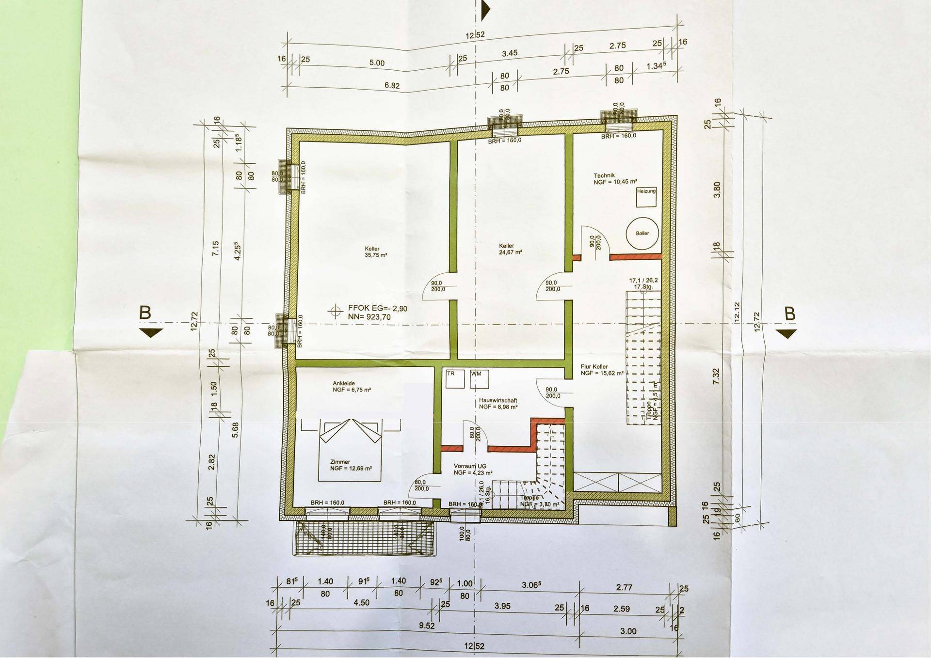 Grundriss des Untergeschosses mit Keller, Technikraum und zusätzlichem Zimmer.