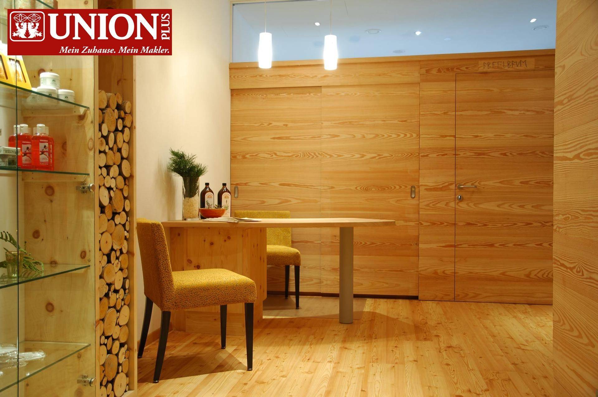 Heller Empfangsbereich mit Holzwänden, Holzboden und minimalistischer Einrichtung, einladend gestaltet.