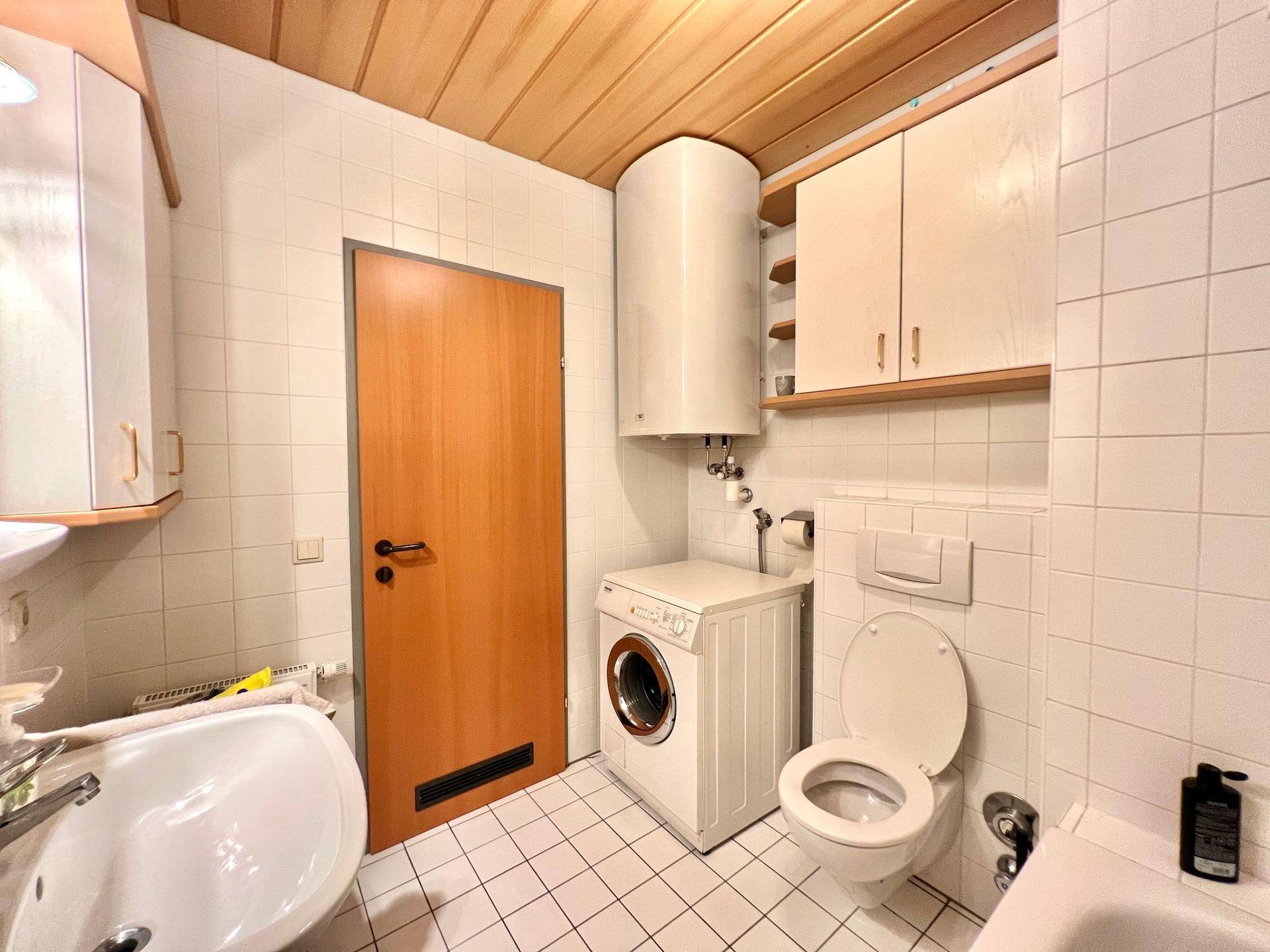 Badezimmer mit Waschmaschinenanschluss