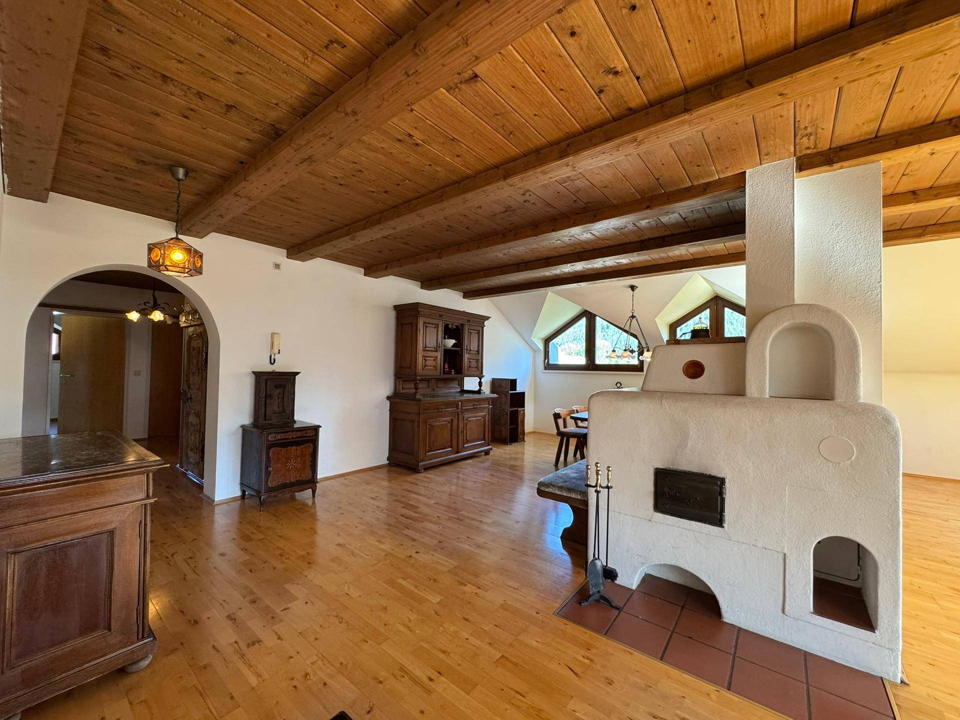 Wohnraum, Esszimmer, Kachelofen